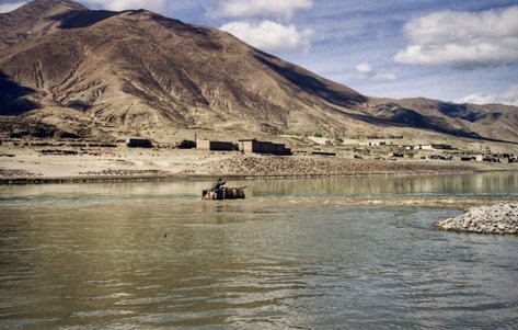 唯色RFA博客：“那時候是秋天，風一吹，破碎的經書就和樹葉一起漫天亂飛” — 西藏文革：我阿媽的回憶