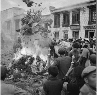 唯色RFA博客：“那時候是秋天，風一吹，破碎的經書就和樹葉一起漫天亂飛” ——西藏文革：我阿媽的回憶