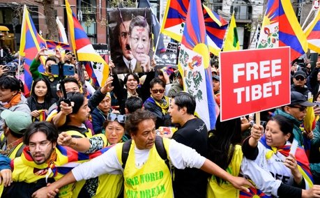 報導者-一起站在習近平面前：香港、維吾爾、西藏、中國海外青年的結盟嘗試和挑戰