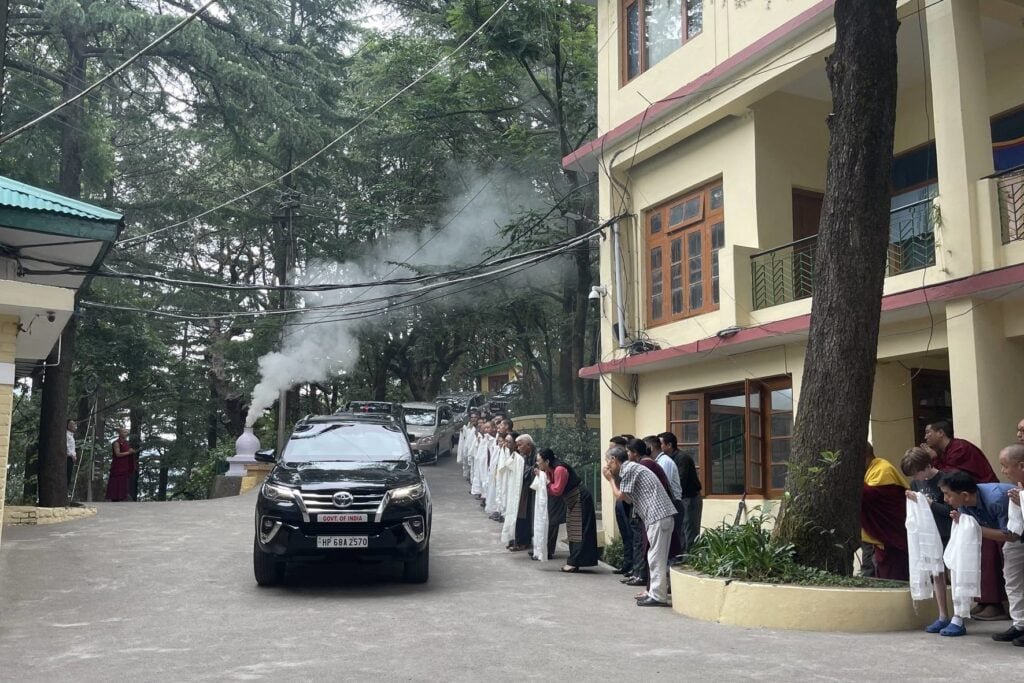 達賴喇嘛尊者啓程前往美國接受膝蓋治療