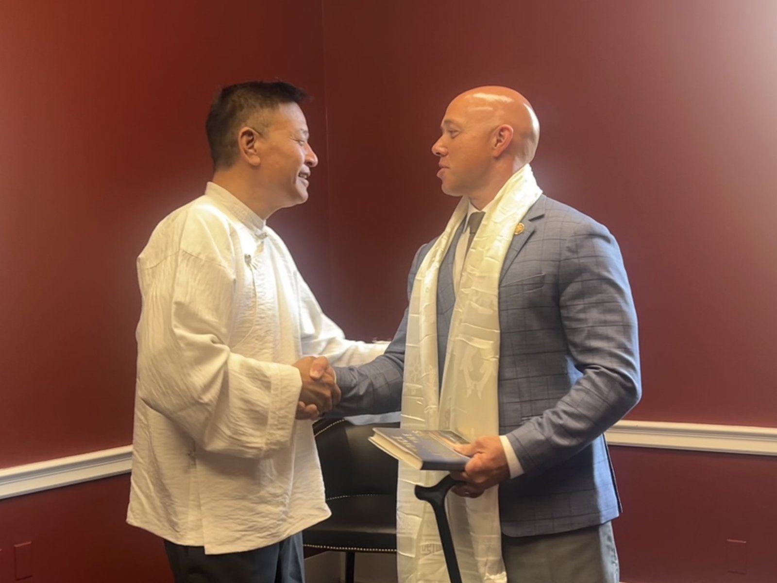 司政边巴次仁会见美国众议院外交事务委员会前任和现任主席