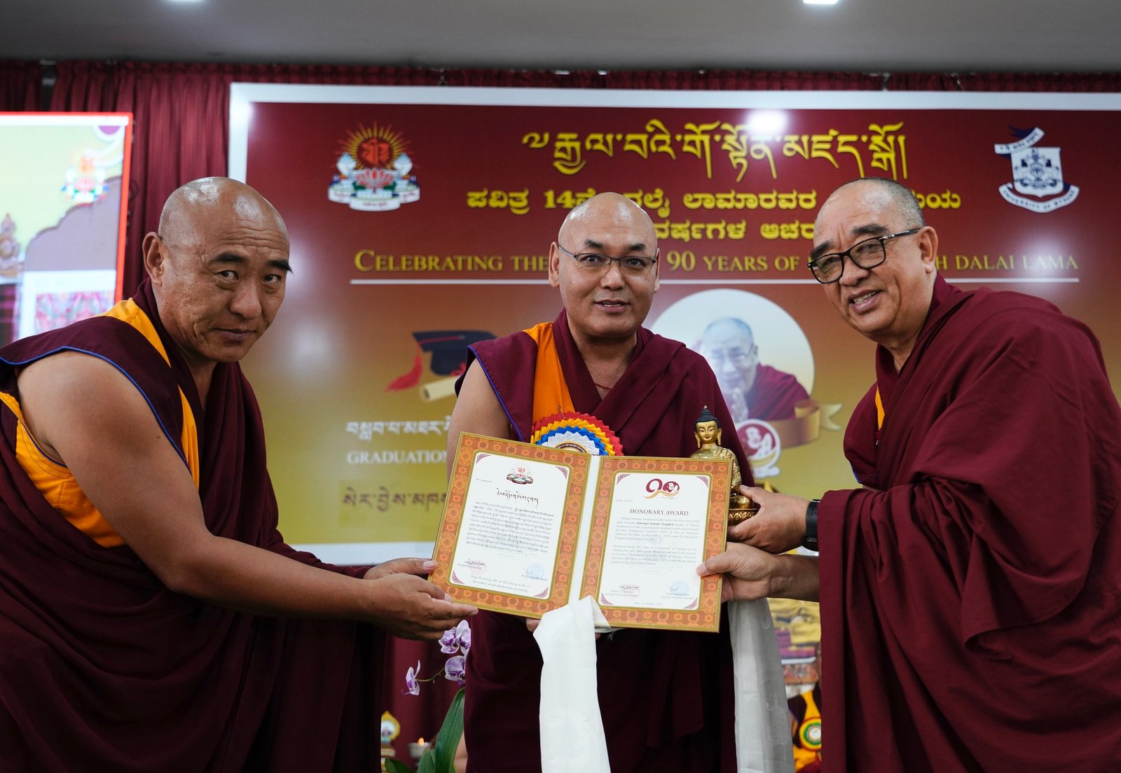 議長堪布索朗丹培出席印南色拉傑寺學院畢業典禮