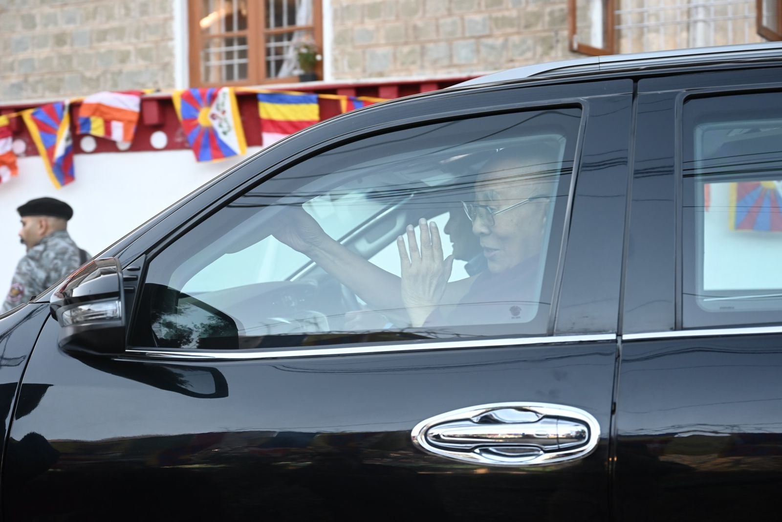 達賴喇嘛尊者啟程前往南印度孟戈德藏人社區