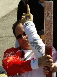 舊金山奧運火炬手展示西藏國旗